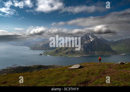 Blick Vom Berg Offersoykammen Auf Die Küstenlandschaft Der Lofoten In Norwegen Stockfoto