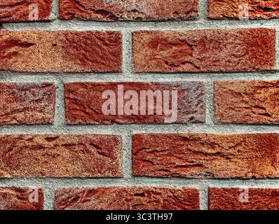 Lebendige Ziegelwand-Texturen in warmen Erdtönen. Hochauflösendes Bild ideal für Hintergründe, Hintergrundbilder, Marketing und kreative Projekte Stockfoto