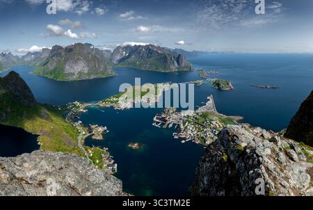 Spektakulärer Aussichtspunkt Reinebringen Über Die Küstenlandschaft Bei Reine Und Hamnoy Auf Den Lofoten In Norwegen Stockfoto