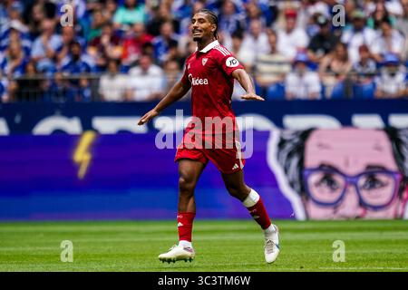 GELSENKIRCHEN, DEUTSCHLAND - 26. JULI: Loic Bade des Sevilla FC Gesten während des Freundschaftsspiels zwischen dem FC Schalke 04 und dem FC Sevilla in der Arena AufSchalke am 26. Juli 2025 in Gelsenkirchen. (Foto: Rene Nijhuis) Credit: René Nijhuis/Alamy Live News Stockfoto