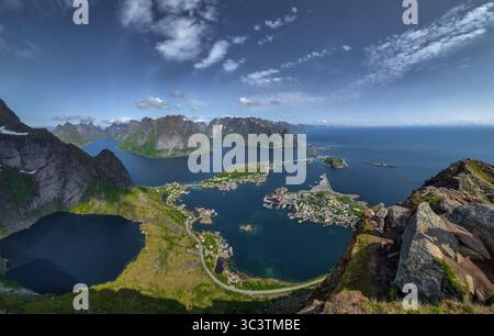Spektakulärer Aussichtspunkt Reinebringen Über Die Küstenlandschaft Bei Reine Und Hamnoy Auf Den Lofoten In Norwegen Stockfoto