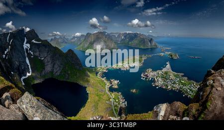 Spektakulärer Aussichtspunkt Reinebringen Über Die Küstenlandschaft Bei Reine Und Hamnoy Auf Den Lofoten In Norwegen Stockfoto