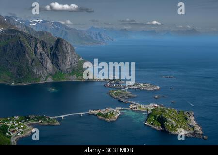 Spektakulärer Aussichtspunkt Reinebringen Über Die Küstenlandschaft Bei Reine Und Hamnoy Auf Den Lofoten In Norwegen Stockfoto