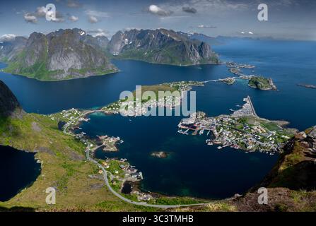 Spektakulärer Aussichtspunkt Reinebringen Über Die Küstenlandschaft Bei Reine Und Hamnoy Auf Den Lofoten In Norwegen Stockfoto