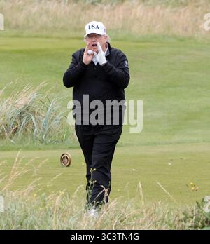 Ayr, Großbritannien. Juli 2025. US-Präsident Donald Trump während seiner Golfrunde im Turnberry Golf Club, Ayrshire, Schottland am Sonntag, den 27. Juli 2025. Trump ist auf einem viertägigen Besuch in Schottland, wo er Golf spielen und internationale Führer zu Handelsgesprächen treffen wird. Foto: Hugo Philpott/UPI Credit: UPI/Alamy Live News Stockfoto