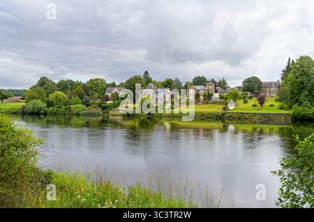 Blick über den Fluss Tay zu Häusern am Ostufer, Perth, Perth und Kinross, Schottland, Großbritannien, Europa Stockfoto