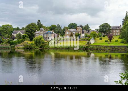 Blick über den Fluss Tay zu Häusern am Ostufer, Perth, Perth und Kinross, Schottland, Großbritannien, Europa Stockfoto