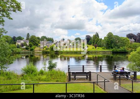 Blick über den Fluss Tay zu Häusern am Ostufer, Perth, Perth und Kinross, Schottland, Großbritannien, Europa Stockfoto