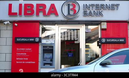 Bukarest, Rumänien – 24. Juli 2025: Außenansicht des Einzelhandelsbüros der Libra Internet Bank mit Logo über der Eingangstür und Geldautomat Stockfoto