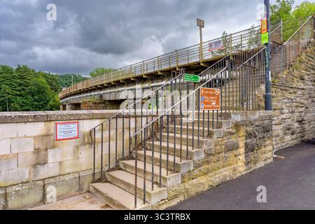 Stufen, die zu Fußgängerwegen und Eisenbahnbrücke über den Fluss Tay, Tay Street, Perth, Perth und Kinross, Schottland, führen, Großbritannien, Europa Stockfoto