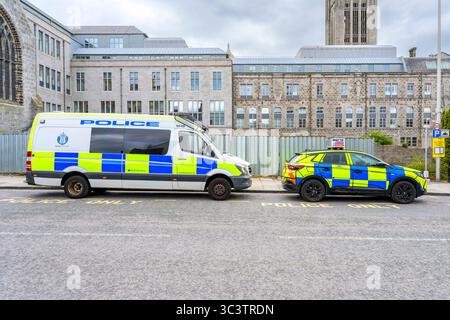 Polizeiauto und -Van parkten in Polizeiparkplätzen in der Queen Street, Aberdeen, Schottland, Großbritannien, Europa Stockfoto