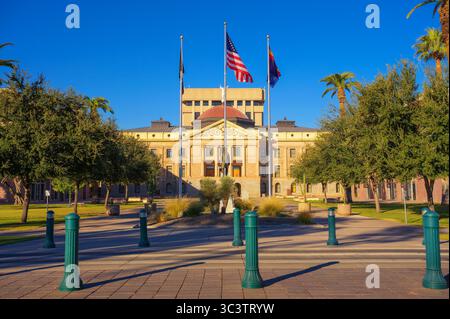 Arizona State Capitol mit Flaggen und Statue in Phoenix, Arizona Stockfoto