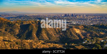 Panorama des Griffith Observatory und der Skyline von Los Angeles bei Sonnenuntergang Stockfoto