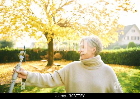 Outdoor-Porträt einer glücklichen und aktiven Reifen Frau, die sich mit Telefon, sozialen Medien und Vlogging-Konzept aufnimmt Stockfoto