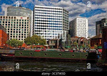 Blick über das Gas Street Basin zu den modernen, hohen Gebäuden des Stadtzentrums von Birmingham, England. Stockfoto