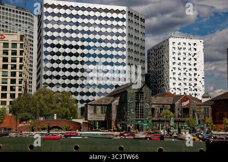 Blick über das Gas Street Basin zu den modernen, hohen Gebäuden des Stadtzentrums von Birmingham, England. Stockfoto
