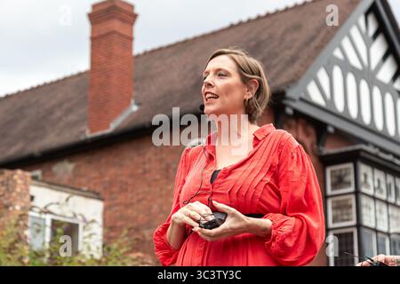 Birmingham, Großbritannien. Juli 2025. 300 Menschen treffen sich zusammen, um eine Tanzroutine namens Most Wuthering Heights Ever in Kings Heath, Birmingham, Großbritannien, aufzuführen. Die Teilnehmer, alle in rot gekleidet, wurden von Jess Phillips, Labour-Abgeordneter für Yardley, Birmingham, angesprochen, bevor sie das Musikvideo für Kate Bushs ikonisches Lied „Wuthering Heights“ reproduzierten. Die Veranstaltung sammelt Gelder für Women's Empowerment and Recovery Educators und ANAWIM Charitations. Quelle: Peter Lopeman/Alamy Live News Stockfoto