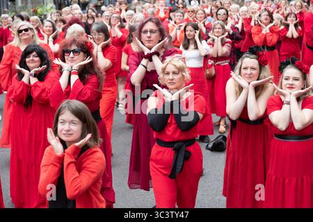 Birmingham, Großbritannien. Juli 2025. 300 Menschen treffen sich zusammen, um eine Tanzroutine namens Most Wuthering Heights Ever in Kings Heath, Birmingham, Großbritannien, aufzuführen. Die Teilnehmer, alle in rot gekleidet, wurden von Jess Phillips, Labour-Abgeordneter für Yardley, Birmingham, angesprochen, bevor sie das Musikvideo für Kate Bushs ikonisches Lied „Wuthering Heights“ reproduzierten. Die Veranstaltung sammelt Gelder für Women's Empowerment and Recovery Educators und ANAWIM Charitations. Quelle: Peter Lopeman/Alamy Live News Stockfoto