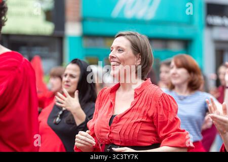 Birmingham, Großbritannien. Juli 2025. 300 Menschen treffen sich zusammen, um eine Tanzroutine namens Most Wuthering Heights Ever in Kings Heath, Birmingham, Großbritannien, aufzuführen. Die Teilnehmer, alle in rot gekleidet, wurden von Jess Phillips, Labour-Abgeordneter für Yardley, Birmingham, angesprochen, bevor sie das Musikvideo für Kate Bushs ikonisches Lied „Wuthering Heights“ reproduzierten. Frau Phillips schließt sich dem expressiven Tanz an. Die Veranstaltung sammelt Gelder für Women's Empowerment and Recovery Educators und ANAWIM Charitations. Quelle: Peter Lopeman/Alamy Live News Stockfoto