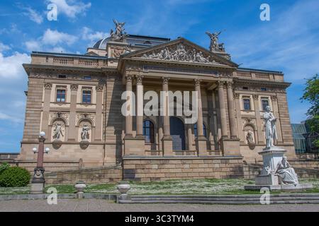 Wiesbaden, Deutschland 11. Mai 2024, das Schiller-Denkmal vor dem Hessischen Staatstheater in Wiesbaden Stockfoto