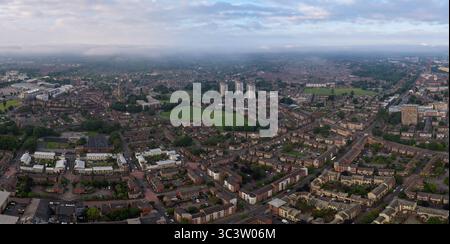 Luftbild eines Wohngebiets in der Nähe von Hulme in Manchester Stockfoto