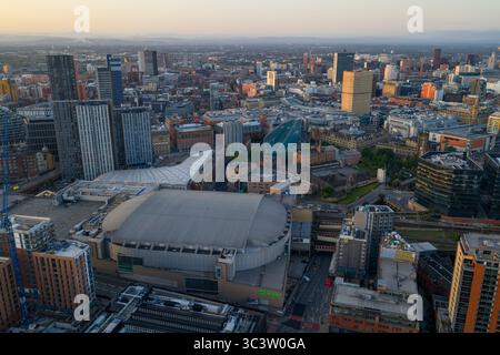 Luftbild-Video von Manchester Downtown mit Arena Building und Victoria Railway Station. Stockfoto