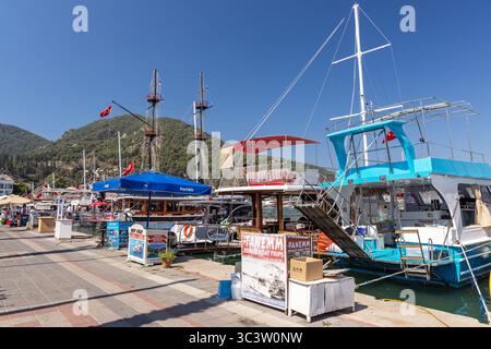 Touristenboote liegen im Hafen von Fethiye, neben der Uferpromenade, Fethiye, Provinz Mugla, Türkei Stockfoto
