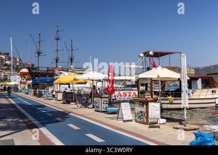 Touristenboote liegen im Hafen von Fethiye, neben der Uferpromenade, Fethiye, Provinz Mugla, Türkei Stockfoto