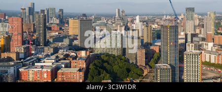 Luftbild der Skyline von Manchester mit Victoria Riverside Stockfoto