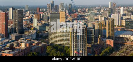 Luftbild der Skyline von Manchester mit Victoria Riverside Stockfoto