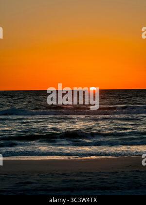 Glitzernde Surf in der Abenddämmerung Stockfoto