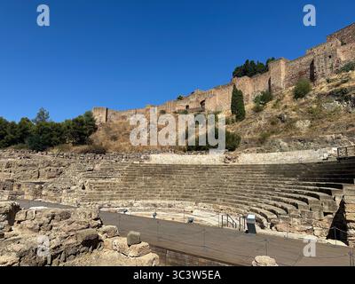 Antike Ruinen des römischen Theaters unter der Festung Alcazaba in Malaga, Costa del Sol, Andalusien, Spanien Stockfoto