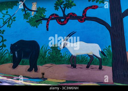 Buntes Wandgemälde mit wilden Tieren an der Wand. Stockfoto
