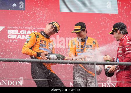 (Von links nach rechts) Oscar Piastri von McLaren, Lando Norris und Charles Leclerc von Ferrari auf dem Podium nach dem Großen Preis von Belgien 2025 auf dem Circuit de Spa-Francorchamps, Stavelot, Belgien. Bilddatum: Sonntag, 27. Juli 2025. Stockfoto