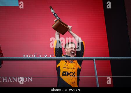 Belgien, Belgien. Juli 2025. Team McLaren Vertreter auf dem Podium des Rennens, während des belgischen GP, Spa-Francorchamps 24-27. Juli 2025 Formel-1-Weltmeisterschaft 2025. Quelle: Unabhängige Fotoagentur/Alamy Live News Stockfoto