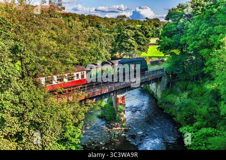 Die City of Wells Dampflokomotive der East Lancashire Railway überquert die Brücke über den Fluss Irwell bei Edenfield. Stockfoto