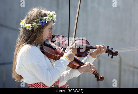 Tallinn, Estland, Juli 2025, junge Musiker, in traditioneller Kleidung, spielen Geige Stockfoto