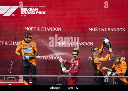 Francorchamps, Belgien. Juli 2025. McLaren UK-Fahrer Lando Norris, Scuderia Ferrari Monegasque-Fahrer Charles Leclerc und McLaren Australischer Fahrer Oscar Piastri feiern auf dem Podium nach dem Grand Prix F1-Rennen in Belgien, Sonntag, den 27. Juli 2025. Der Formel-1-Grand-Prix von Spa-Francorchamps findet an diesem Wochenende vom 24. Bis 27. Juli statt. BELGA PHOTO JONAS ROOSENS Credit: Belga News Agency/Alamy Live News Stockfoto