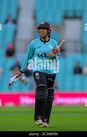 London, Großbritannien. Juli 2025. Kia Oval, London 27. Juli 2025 Sophia Dunkley (47 Surrey CCC) sieht niedergeschlagen aus, nachdem sie von Kira Chathli (20 Surrey CCC) während des Vitality T20 Women Blast Final Spiels zwischen Surrey CCC und Bears Women im Kia Oval in London, England (Keeran Marquis/SPP) gestürzt wurde. /Alamy Live News Stockfoto