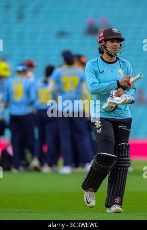 London, Großbritannien. Juli 2025. Kia Oval, London 27. Juli 2025 Sophia Dunkley (47 Surrey CCC) sieht niedergeschlagen aus, nachdem sie von Kira Chathli (20 Surrey CCC) während des Vitality T20 Women Blast Final Spiels zwischen Surrey CCC und Bears Women im Kia Oval in London, England (Keeran Marquis/SPP) gestürzt wurde. /Alamy Live News Stockfoto