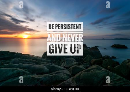 Hintergrund bei Sonnenuntergang und inspirierendes Zitat beharrlich sein und niemals aufgeben Stockfoto