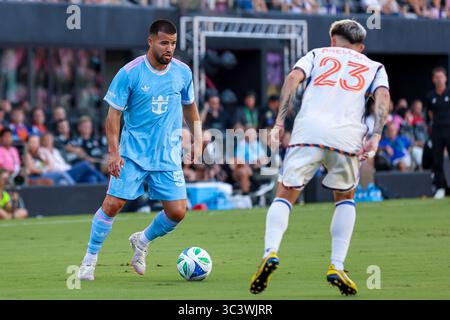 Fort Lauderdale, Florida, USA. Juli 2025. Inter Miami-Verteidiger Marcelo Weigandt (57) und FC Cincinnati-Mittelfeldspieler Luca Orellano (23) kämpfen um den Ball während eines MLS-Fußballspiels zwischen Inter Miami CF und FC Cincinnati im Chase Stadium in Fort Lauderdale. Quelle: Chris Arjoon/ZUMA Wire/Alamy Live News Stockfoto
