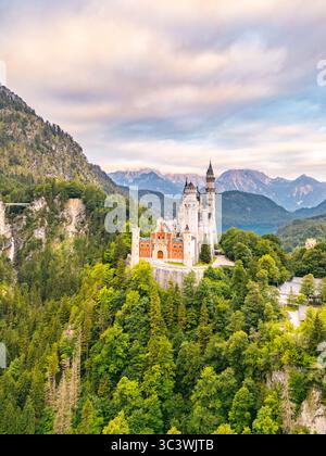 Das Schloss Neuschwanstein, eingebettet in die bayerischen Alpen, fängt mit seiner märchenhaften Architektur und der atemberaubenden Bergkulisse die Fantasie ein. Dieses traumhafte Schloss zieht Besucher das ganze Jahr über an. Stockfoto