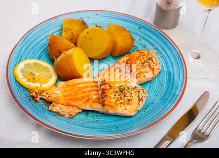 Köstlich Steak aus gebackenem Lachs mit Kartoffeln Stockfoto