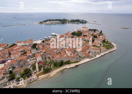 Aus der Vogelperspektive auf die Altstadt von Porec und die Euphrasische Basilika an der istrischen Küste Kroatiens. Die rot gekachelten Dächer und historischen Gebäude ruhen entlang der Stockfoto
