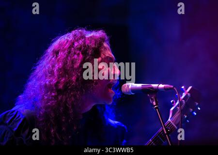 Edinburgh, UK, 25 Juli 2025 . Die San Franciscan Noise Punk Band Deerhoof wurde von der schottischen Live-Musik-Fotografin Daisy Duende im Underground Vault der Caves aufgenommen. Die Band, die kürzlich angekündigt hat, ihre Musik von Spotify zu entfernen, tourte durch Großbritannien, um ihr 20. Studioalbum Noble and Godlike in Ruin zu promoten. The Caves ist das Unterbauwerk der South Bridge aus dem 18. Jahrhundert in Schottlands Hauptstadt. Deerhoof setzt ihre UK-Tour mit Auftritten im Norden Englands fort, bevor sie am 28-29. Juli in London landet. Quelle: Daisy Duende/Alamy Live News Stockfoto