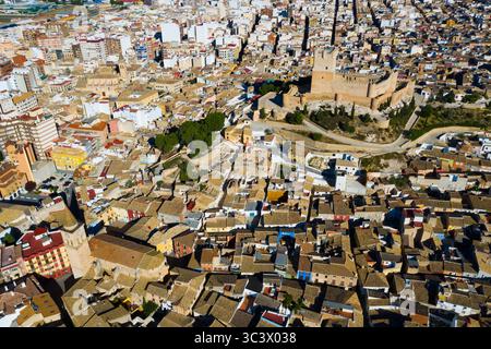 Blick von der Drohne auf das Stadtbild von Villena und Atalaya Castle, Spanien Stockfoto