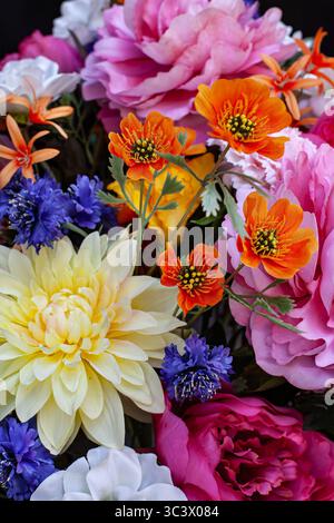 Nahaufnahme eines Blumenstraußes aus Plastik Stockfoto