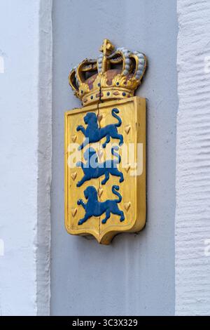 Dänisches königliches Wappentafel mit drei Blauen Löwen und Krone Stockfoto