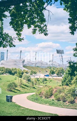 Olympiastadion in München an einem sonnigen Tag. Hochwertige Fotos Stockfoto